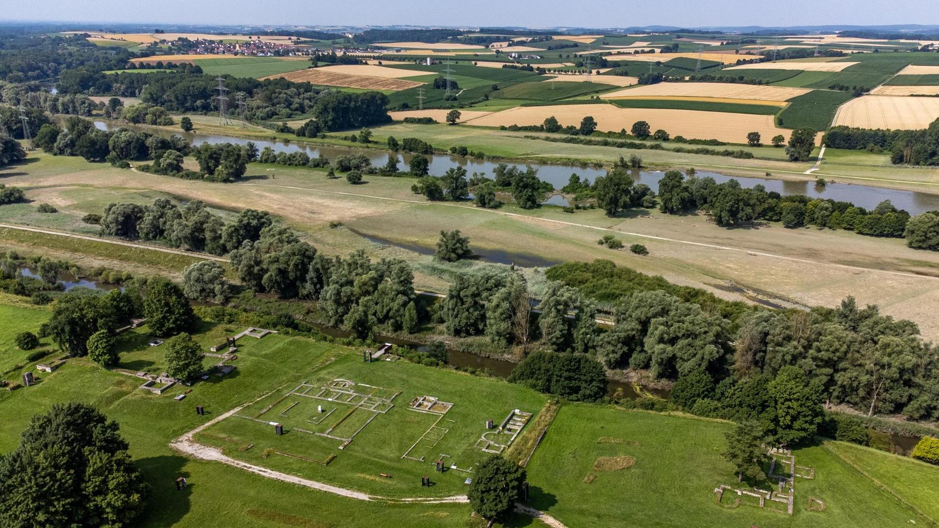 Die Überreste der Gebäude und Wehranlagen des Römerkastells Abusina.