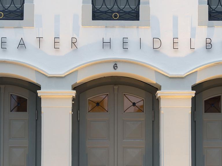 Der Schriftzug "Theater Heidelberg" ist am 17.11.2012 in Heidelberg (Baden-Württemberg) an der Außenfassade des Theatergebäudes zu sehen.