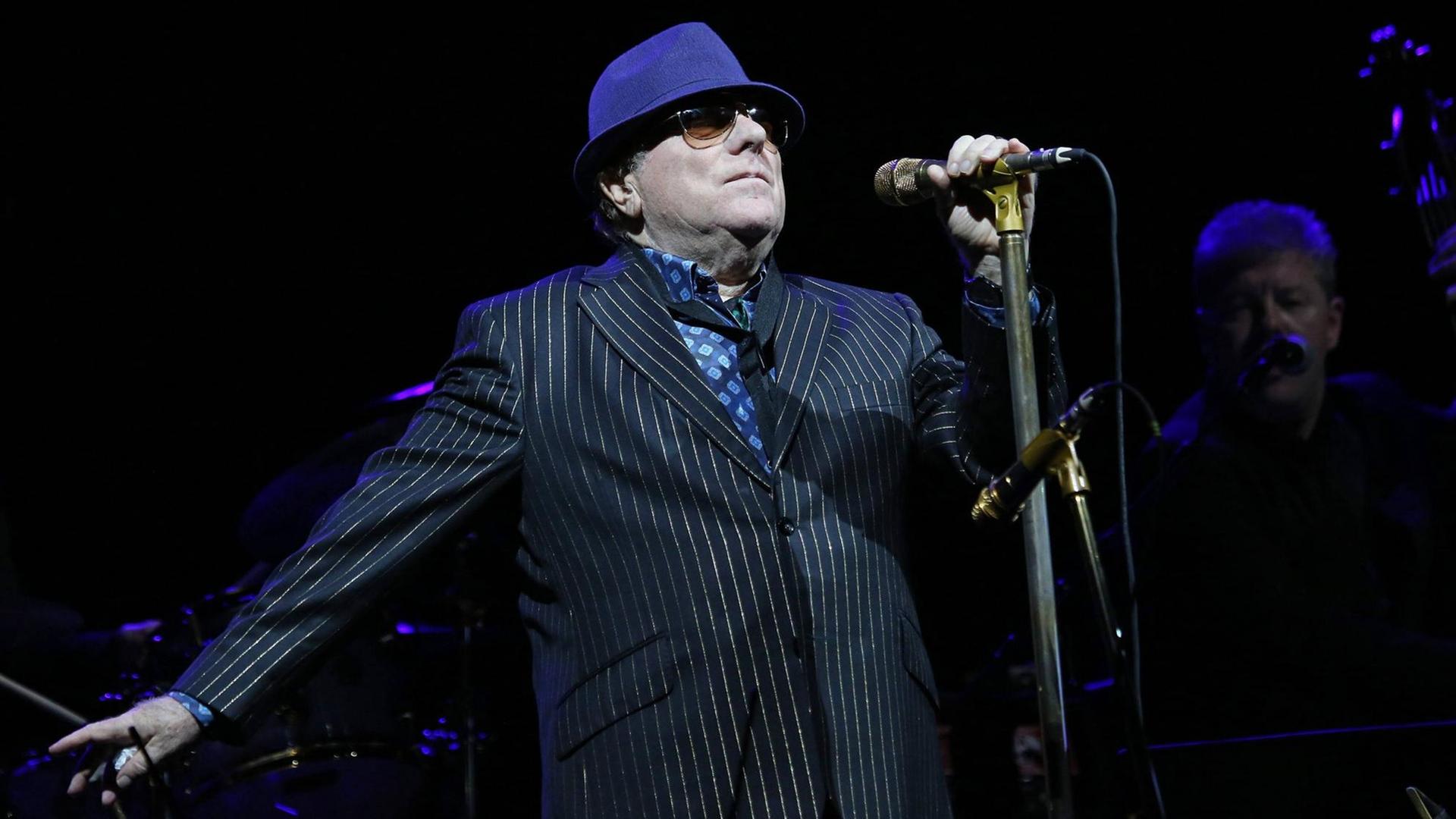 Van Morrison bei einem Konzert in Paris mit tiefgezogenem Hut und dunkler Sonnenbrille.
