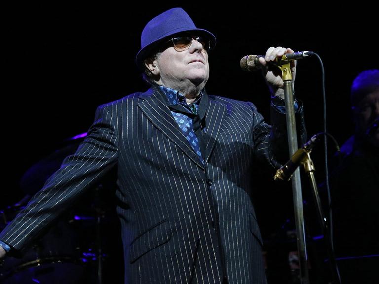 Van Morrison bei einem Konzert in Paris mit tiefgezogenem Hut und dunkler Sonnenbrille.