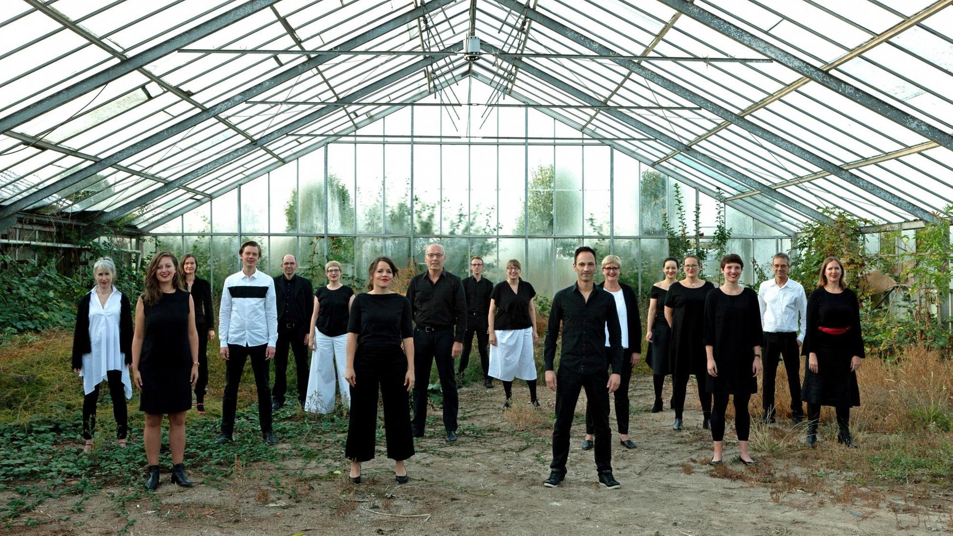 Gruppenbild des Chores in einem Gewächshaus. Gruppenbild des Chores in einem Gewächshaus.