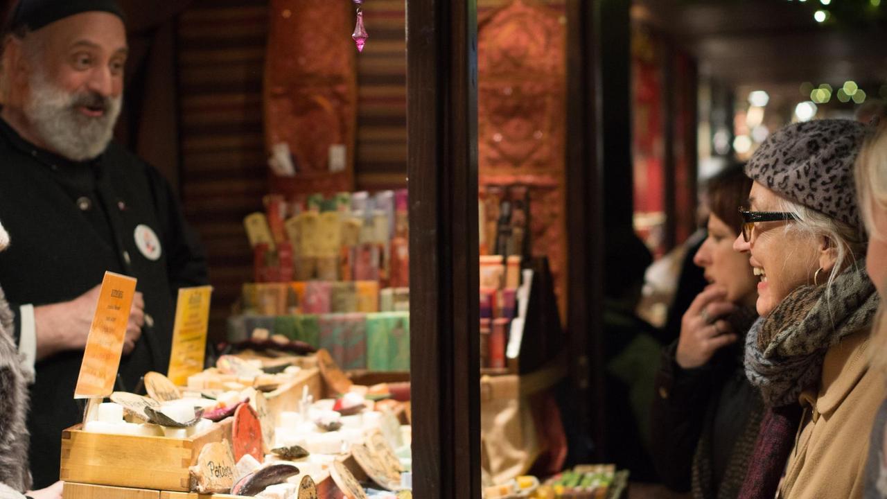 Besucherin an einem Stand des Kölner Weihnachtsmarkt