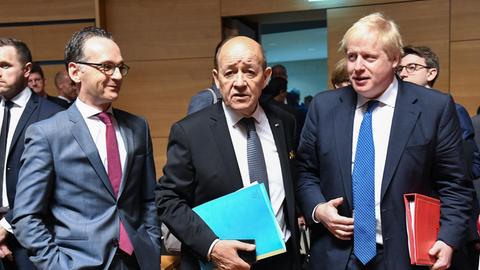 Der französische Außenminister Jean-Yves Le Drian (Mitte), der britische Außenminister Boris Johnson (Rechts) und der deutsche Außenminister Heiko Maas auf dem Treffen der EU-Außenminister in Luxemburg am 16. April 2018