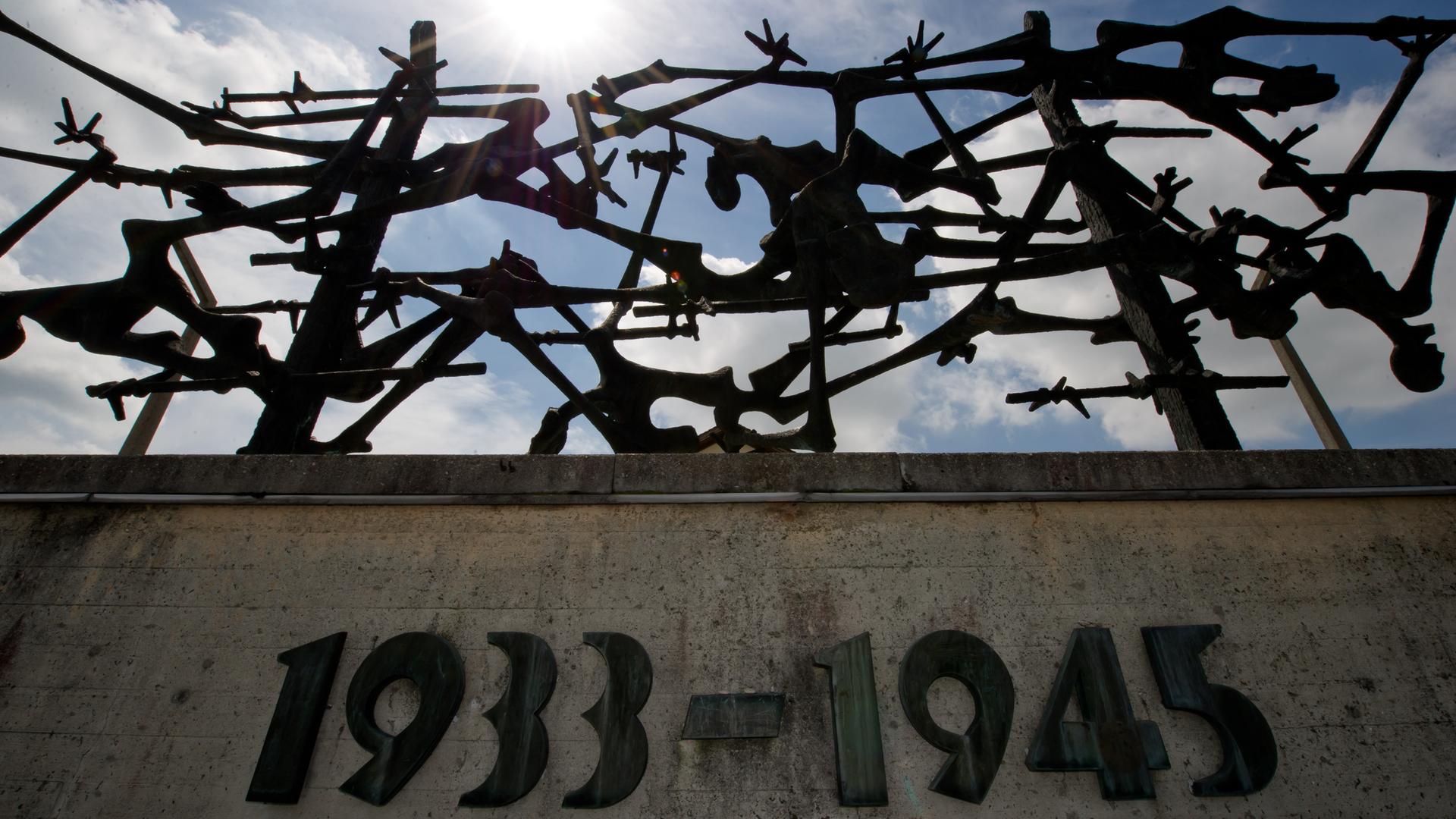 Das internationale Mahnmal des jugoslawischen Künstlers Nandor Glid an der KZ-Gedenkstätte in Dachau, aufgenommen am 21.06.2012. Am 22.03.1933 wurde das Konzentrationslager errichtet, befreit wurde es am 29.04.1945 durch amerikanische Truppen. Die Gedenkstätte des ehemaligen Konzentrationslagers wurde im Jahr 1965 auf Initiative und nach den Plänen der überlebenden Häftlinge errichtet