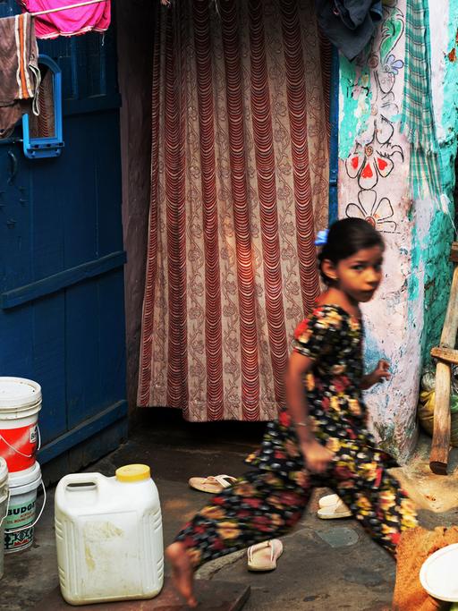 Mädchen in einem Slum bei Neu Delhi, Indien
