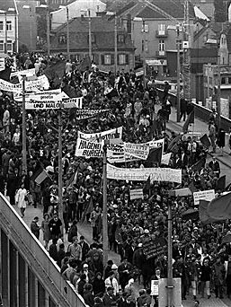 Demonstranten protestieren am 11. Mai 1968  auf der Kennedybrücke in Bonn gegen die Notstandsgesetze.