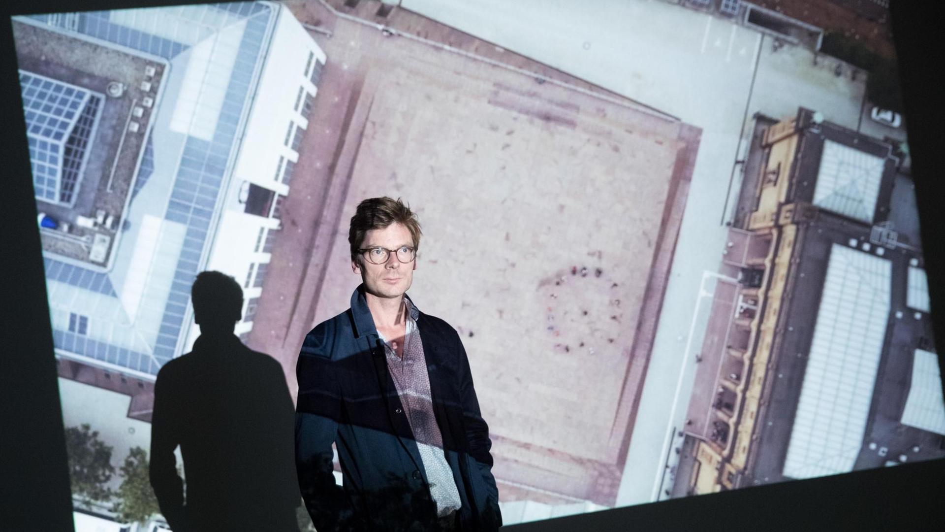 Der Künstler Clemens von Wedemeyer steht am 28.09.2016 in der Hamburger Kunsthalle in Hamburg wärend eines Presserundgangs durch die Ausstellung "Clemens von Wedemeyer - Orte unter Einfluss" in der Projektion seiner Arbeit "Square".