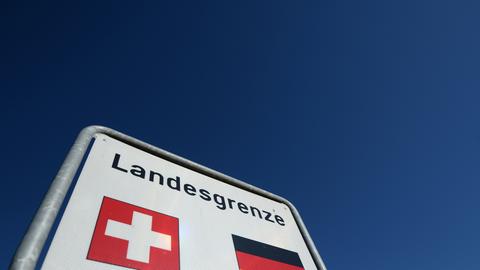 Ein Schild mit der Aufschrift Landesgrenze zwischen Deutschland und der Schweiz