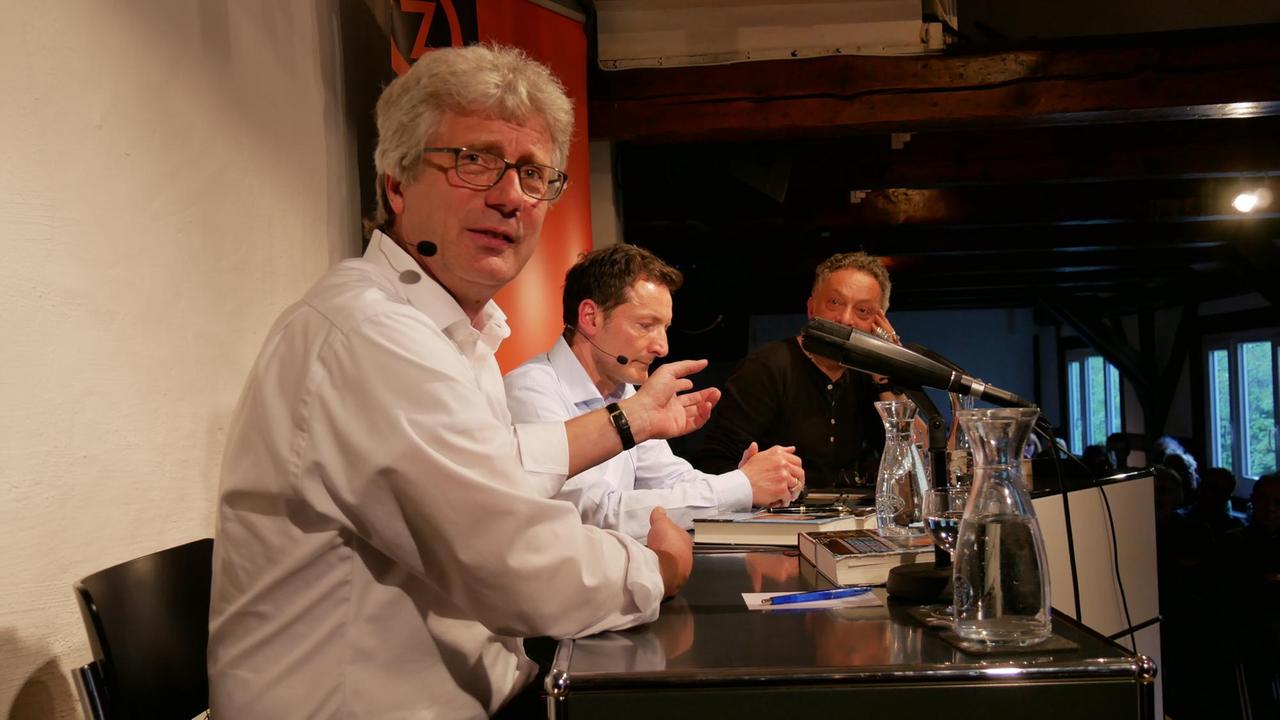 Tillmann Bendikowski, Moderator Daniel Mourkojannis und Feridun Zaimoglu (v.l.) im Literarischen Zentrum Göttingen