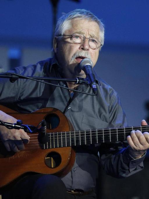 Gedenkveranstaltung 25 Jahre Mauerfall am Sonntag (09.11.2014) in Berlin mit einem Bürgerfest am Brandenburger Tor mit Wolf Biermann.