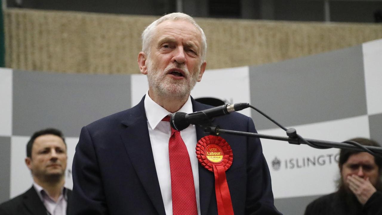 Labour-Chef Jeremy Corbyn spricht in seinem Wahlkreis Islington, den er verteidigt hat.