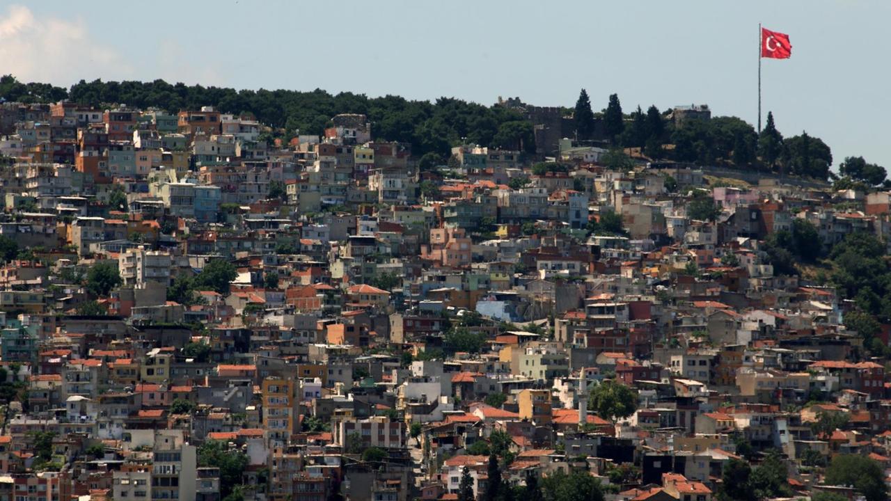 Blick von weitem auf ein am Hang liegendes Stadtviertel von Izmir. Blick von weitem auf ein am Hang liegendes Stadtviertel von Izmir.
