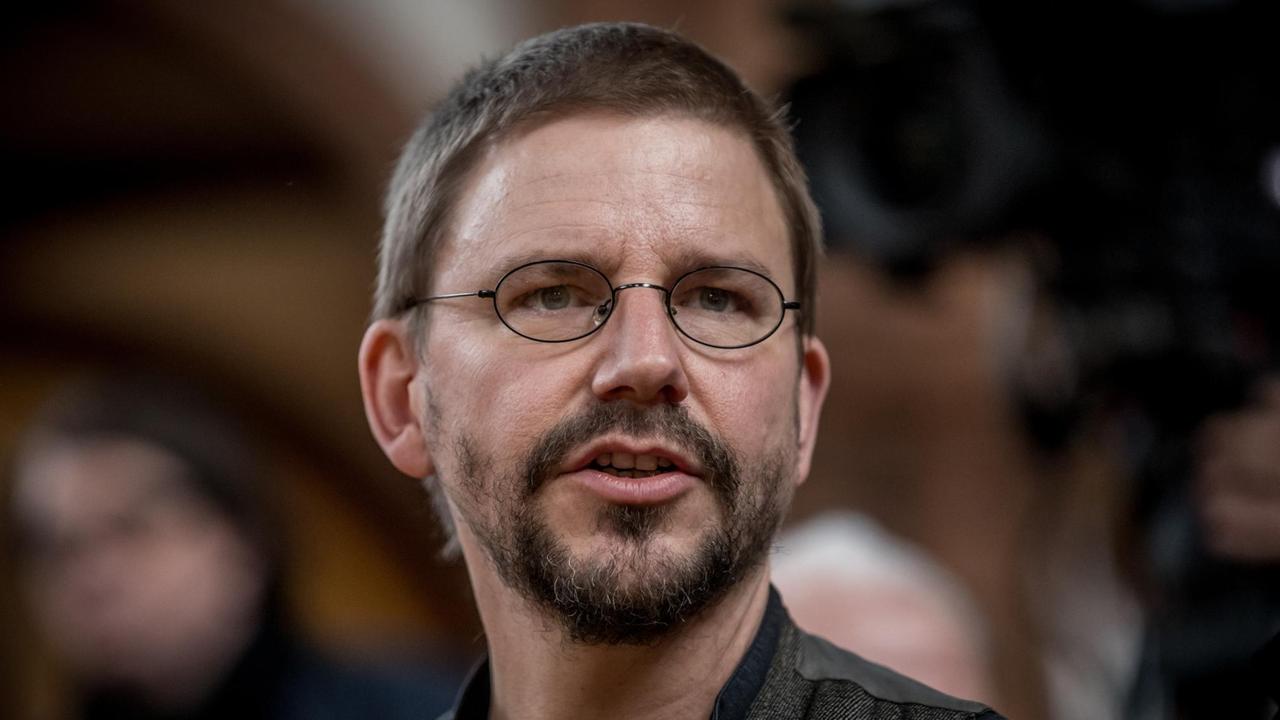 Der Menschenrechtsaktivist Peter Steudtner spricht am 05.12.2017 in Berlin bei der Verleihung des Friedenspreises 2017 Stiftung Quäker-Hilfe in der Gethsemanekirche