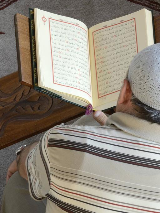 Ein Mann liest im Koran