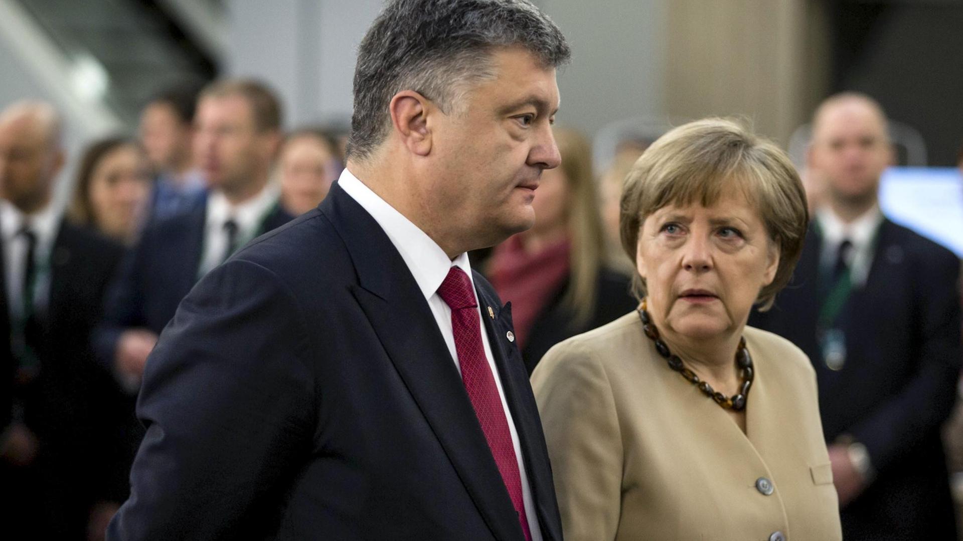 Der ukrainische Präsident Petro Poroschenko und die deutschen Kanzlerin Angela Merkel bei einem Treffen in Riga.