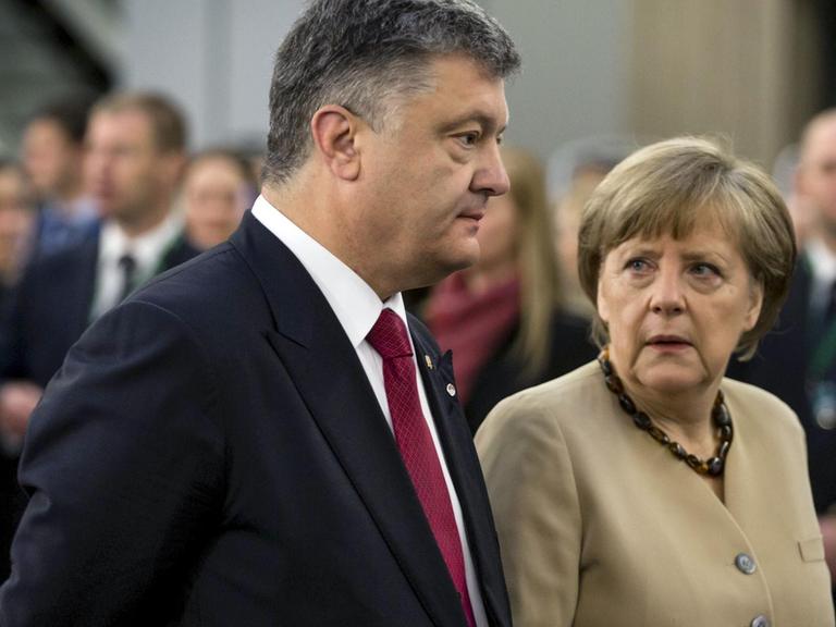 Der ukrainische Präsident Petro Poroschenko und die deutschen Kanzlerin Angela Merkel bei einem Treffen in Riga.