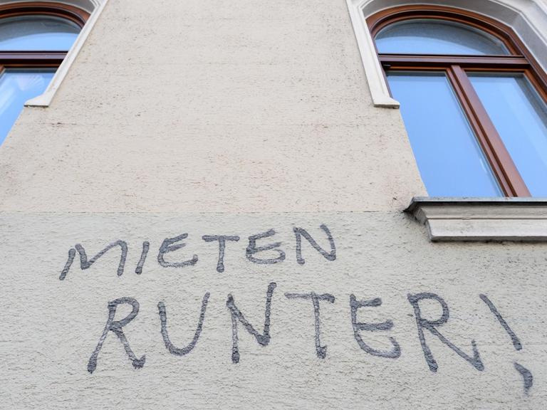 "Mieten runter!" steht am 10.03.2016 an einer Hauswand im Stadtteil Giesing in München.