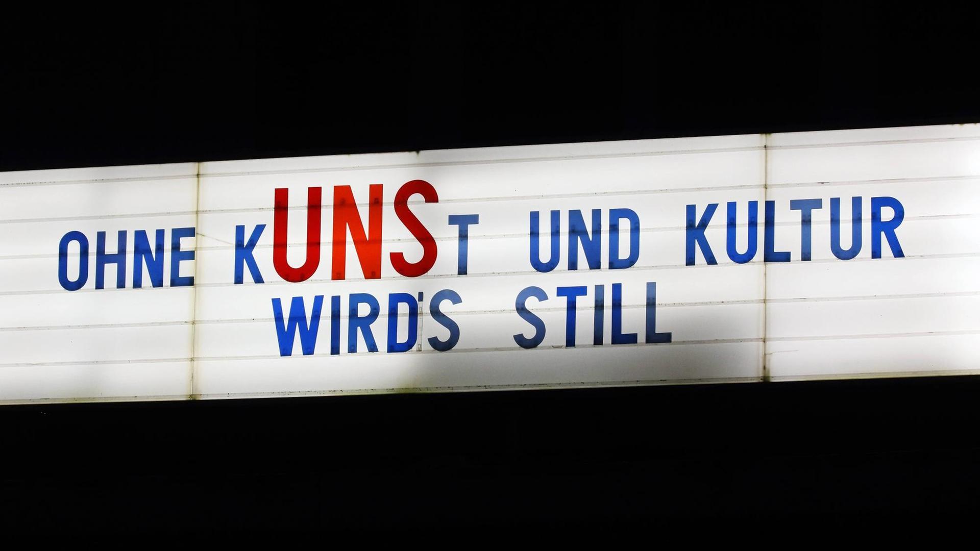 Ein Kinoschild mit der Aufschrift Ohne KUNSt und Kultur wirds still