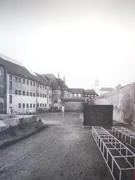 Eine Frau schaut sich am 07.11.2009 eine Fotografie des Innenhofes des ehemaligen Geschlossenen Jugendwerkhofes Torgau in der heutigen Gedenkstätte in Torgau an.