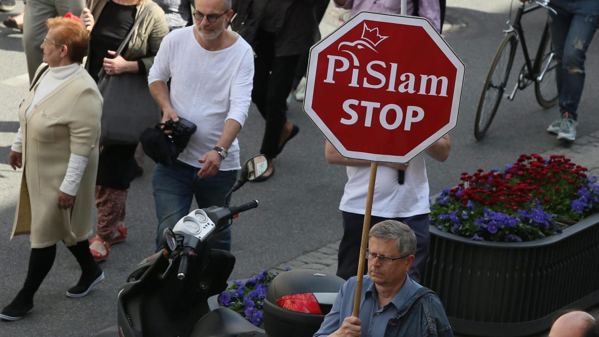 EPA / TOMASZ GZELL POLEMenschen führen einen Banner mit der Aufschrift "Stop PiSlam" von der KOD. Sie protestieren gegen die regierende PiS-Paretei und wollen die Demokratie verteidigen. Der Marsch ist ein Ausdruck der Unterstützung für die polnische Präsenz in der Europäischen Union.