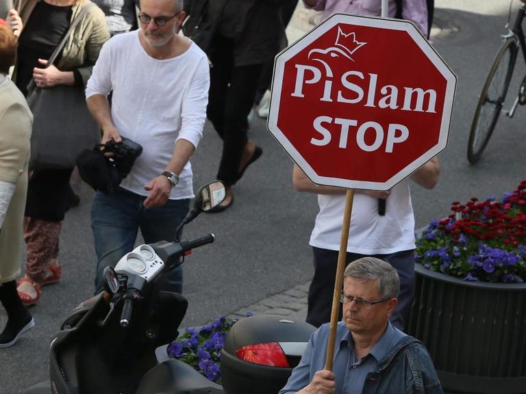 EPA / TOMASZ GZELL POLEMenschen führen einen Banner mit der Aufschrift "Stop PiSlam" von der KOD. Sie protestieren gegen die regierende PiS-Paretei und wollen die Demokratie verteidigen. Der Marsch ist ein Ausdruck der Unterstützung für die polnische Präsenz in der Europäischen Union.