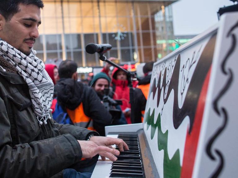 Der syrisch-palästinensische Musiker Aeham Ahmad, Träger des internationalen Beethovenpreises, spielt am 16.01.2016 in Köln (Nordrhein-Westfalen) Piano bei der Demonstration "Syrische Flüchtlinge sagen Nein zu den Übergriffen von Köln!".