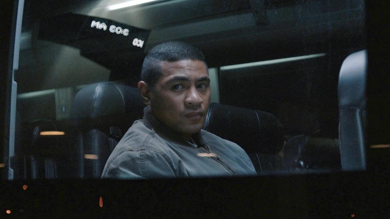 Ein Soldat sitzt in einem Reisebus und blickt nach draußen