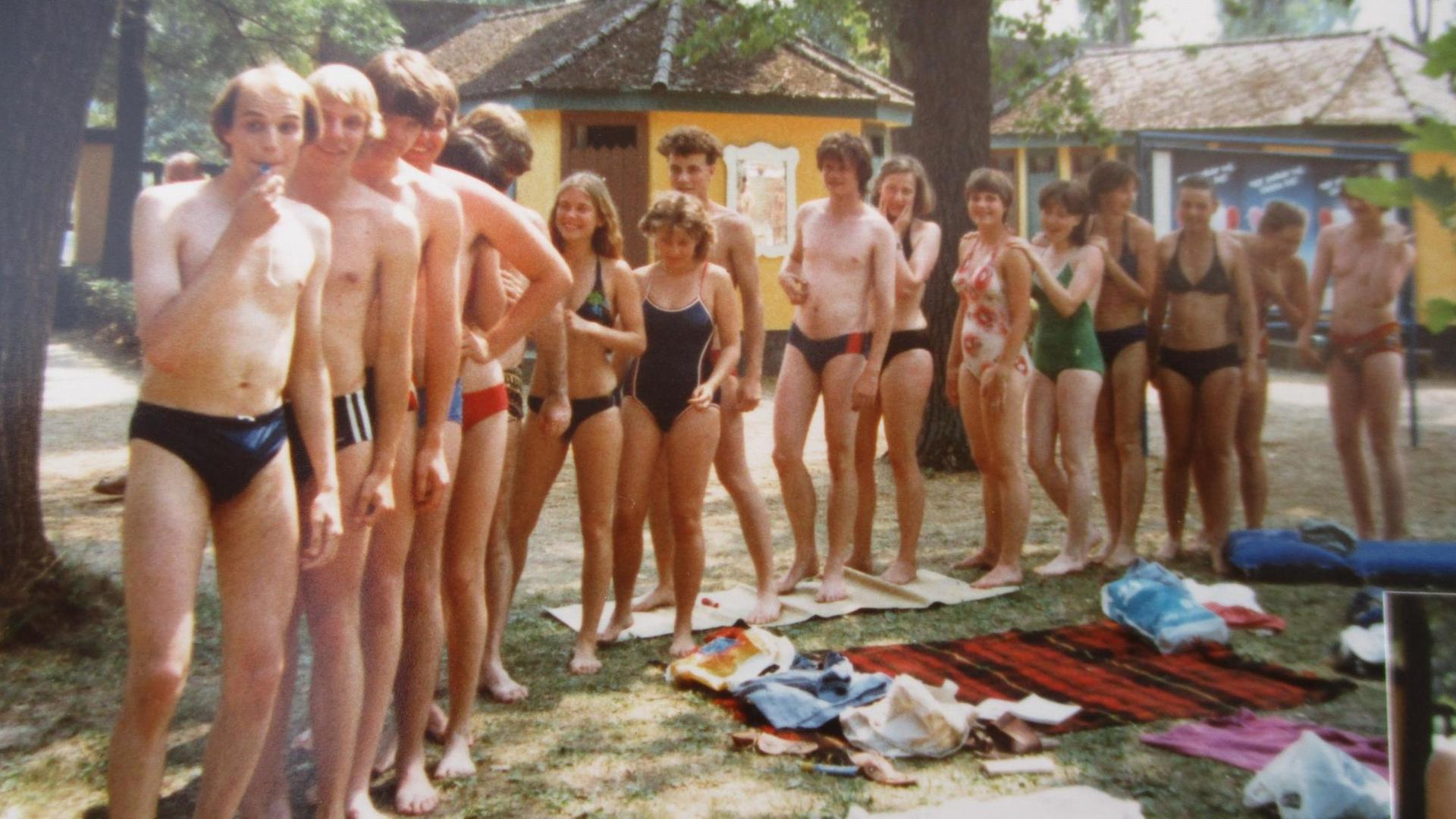 Eine Jugendgruppe in Badesachen in einem Freibad am Balaton auf einem Foto 1984.