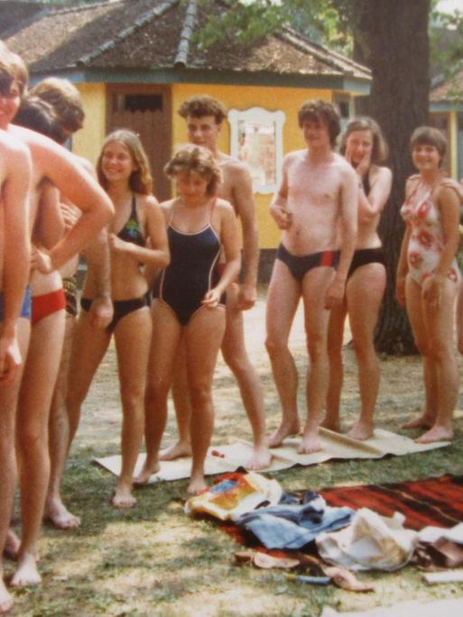 Eine Jugendgruppe in Badesachen in einem Freibad am Balaton auf einem Foto 1984.