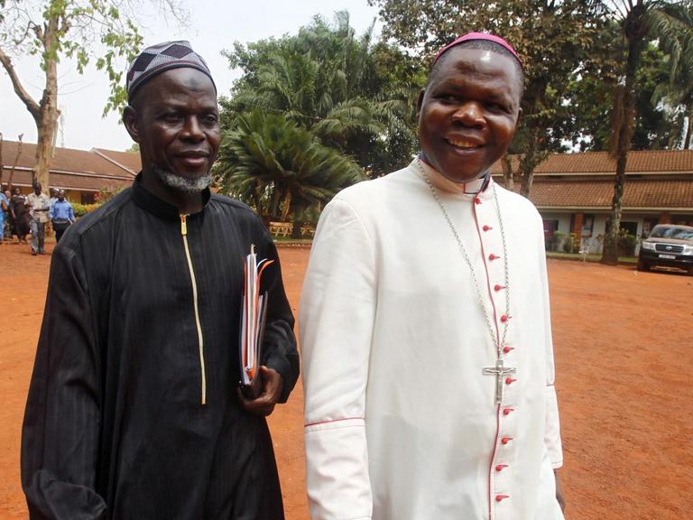 Der Erzbischof von Bangui, Dieudonné Nzapalainga, und Banguis Imam Kobine Layam bei einem Treffen im Februar 2014.