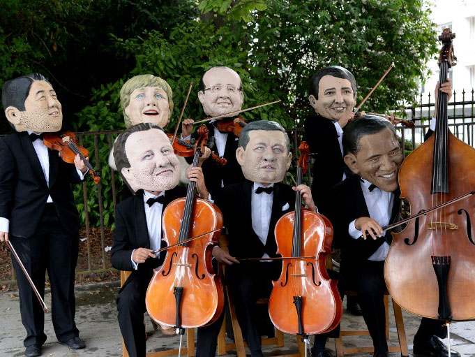 Protest in Brüssel gegen den G7-Gipfel: Die sieben reichsten Nationen bestimmen laut Oxfam den Takt der reichen Elite.