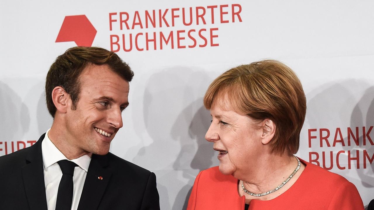 Der französische Präsident Emmanuel Macron und Bundeskanzlerin Angela Merkel unterhalten sich anlässlich der Eröffnungsfeier der Buchmesse in Frankfurt am Main.