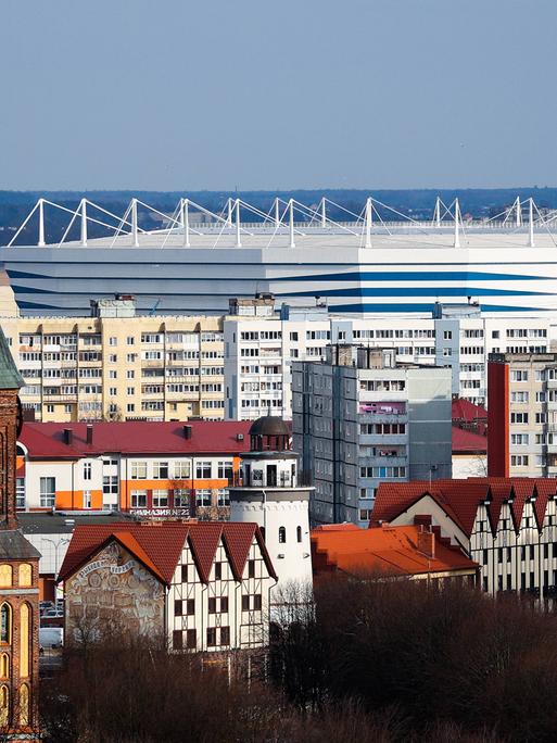 Blick auf den Königsberger Dom aus dem 14. Jahrhundert und dahinter das für die Fußball-Weltmeisterschaft 2018 gebaute Stadion im russischen Kaliningrad, dem ehemaligen Königsberg.