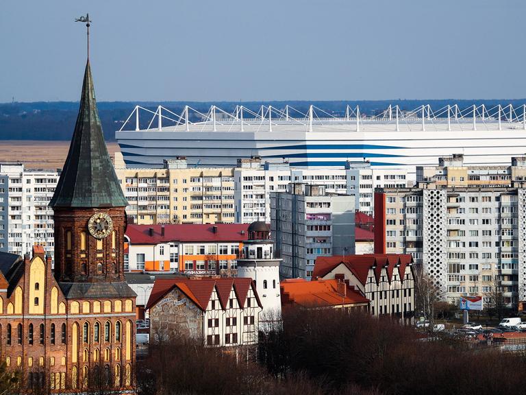 Blick auf den Königsberger Dom aus dem 14. Jahrhundert und dahinter das für die Fußball-Weltmeisterschaft 2018 gebaute Stadion im russischen Kaliningrad, dem ehemaligen Königsberg.