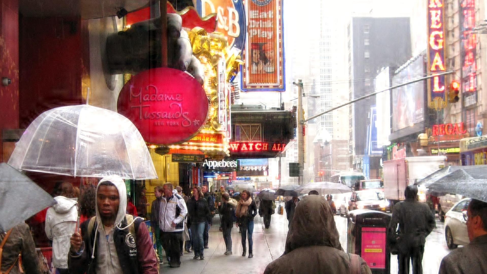 Patschnass: Regen über dem Times Square in New York City.