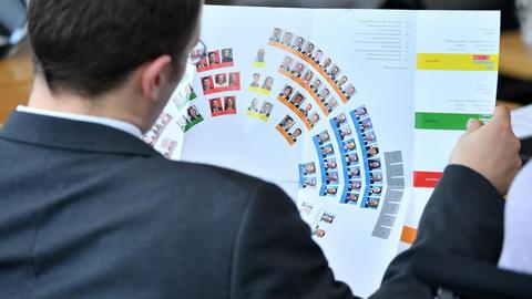 Ein Mann schaut auf die Sitzordnung im Plenarsaal des Thüringer Landtages