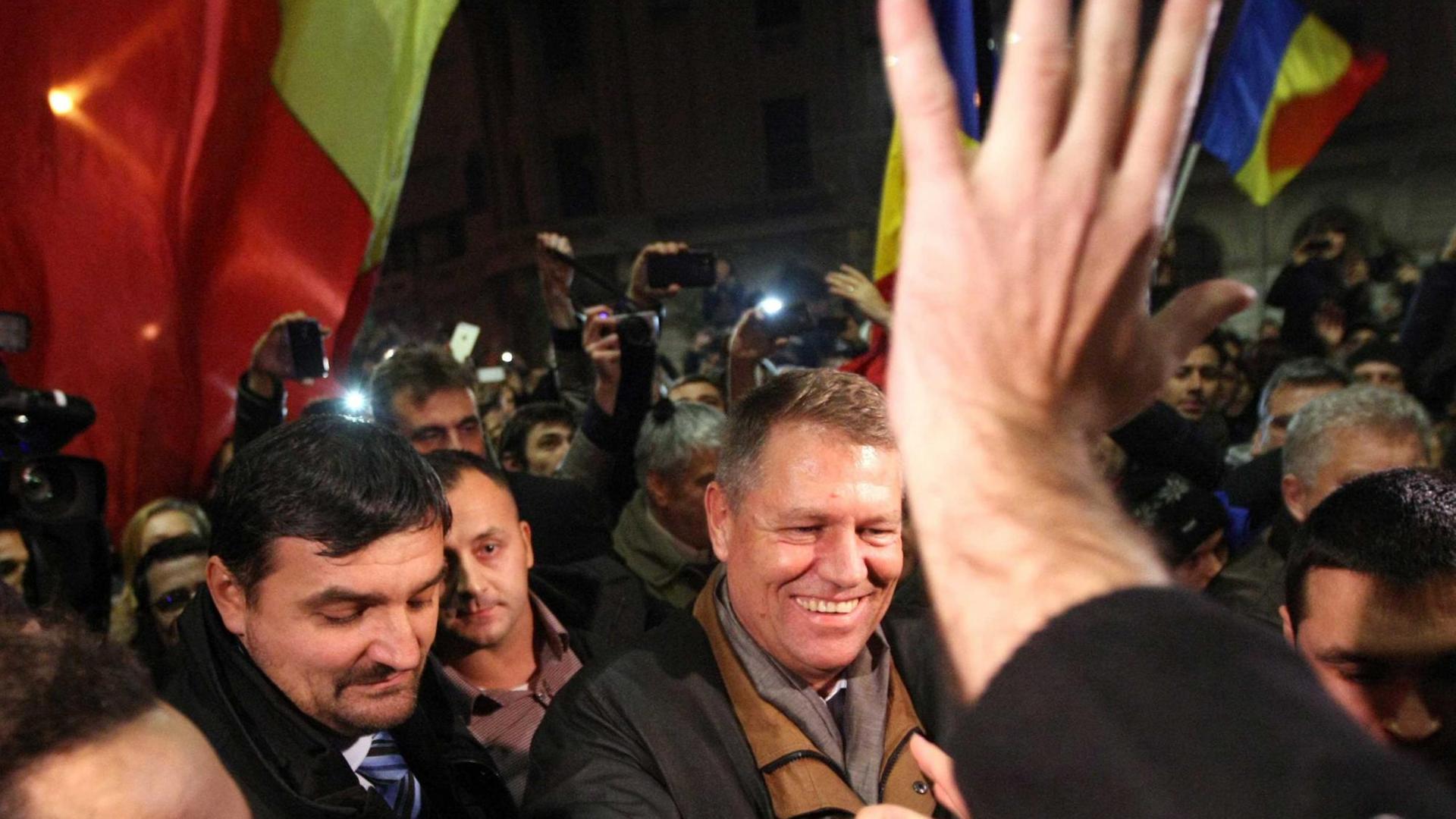 Klaus Johannis wird in den Straßen von Bukarest als neuer Präsident gefeiert.