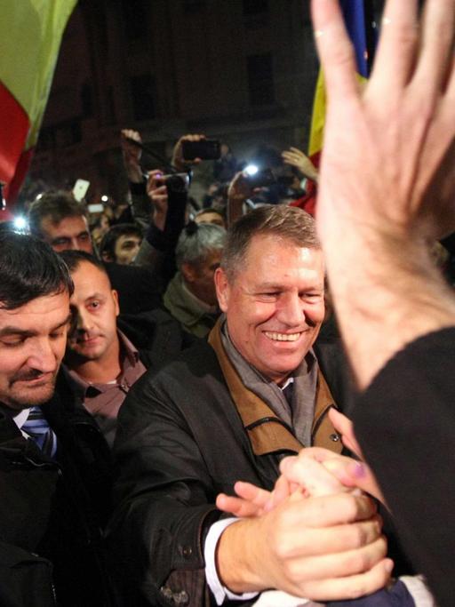 Klaus Johannis wird in den Straßen von Bukarest als neuer Präsident gefeiert.
