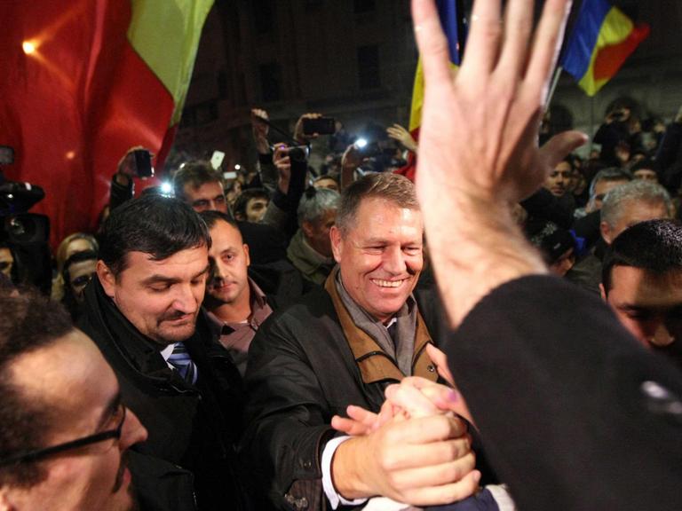 Klaus Johannis wird in den Straßen von Bukarest als neuer Präsident gefeiert.