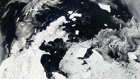 Nicht nur das Schelfeis vor der Antarktischen Halbinsel zerbricht, auch die Inlandsgletscher fließen rapide ab.