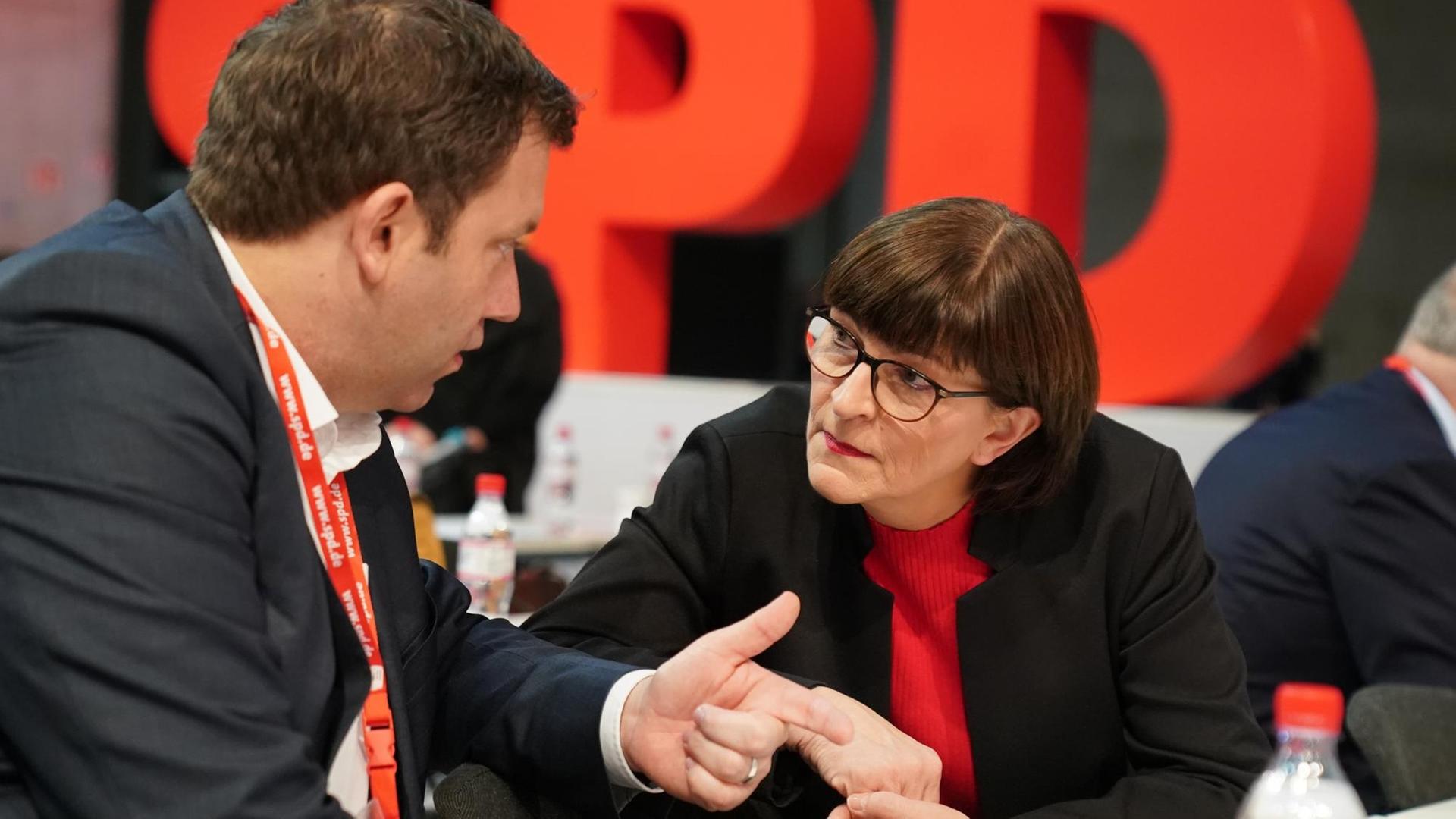Berlin: Saskia Esken, Bundesvorsitzende der SPD, spricht mit Lars Klingbeil, SPD-Generalsekretär, beim SPD-Bundesparteitag. Berlin: Saskia Esken, Bundesvorsitzende der SPD, spricht mit Lars Klingbeil, SPD-Generalsekretär, beim SPD-Bundesparteitag.