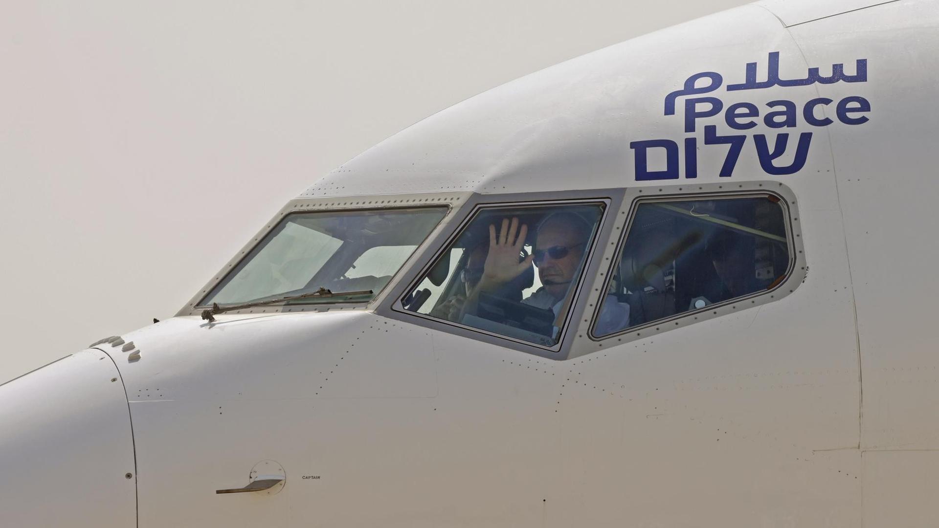 31.08.2020, Israel, Kapitän der Fluggesellschaft El Al winkt vor dem Start nach Abu Dhabi, dem ersten Direktflug von Israel in die Vereinigten Arabischen Emirate, mit einer US-amerikanische und israelische Delegation an Bord.