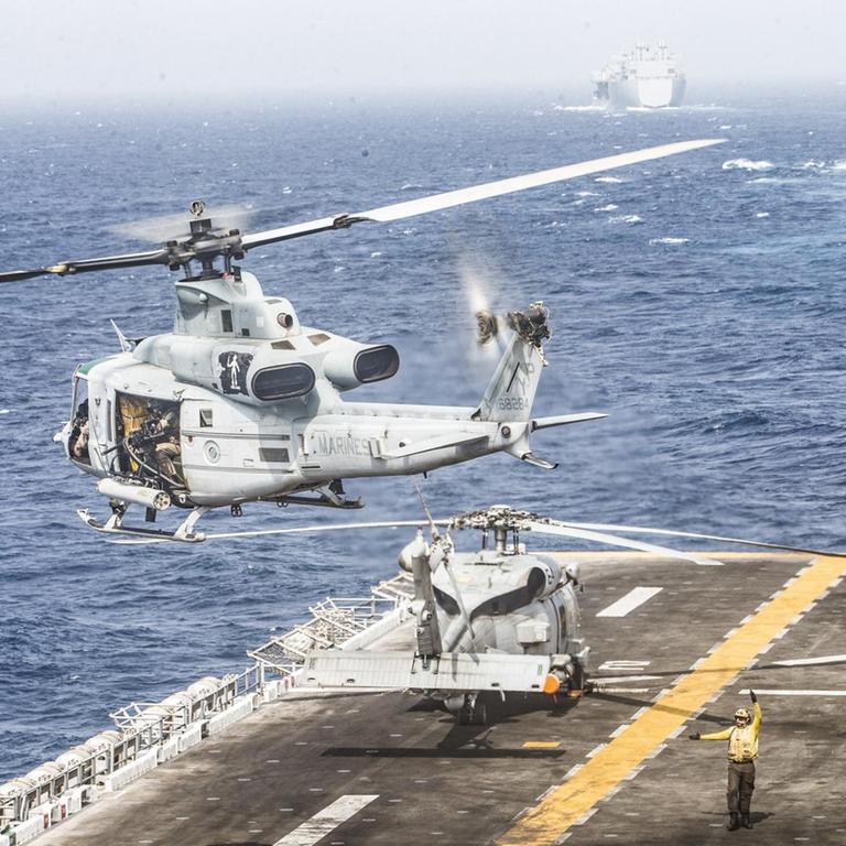 In der Straße von Hormus geht es derzeit alles andere als friedlich zu - die US-Marine verbreitet Fotos von Hubschraubern, die von Flugzeugträgern abheben.