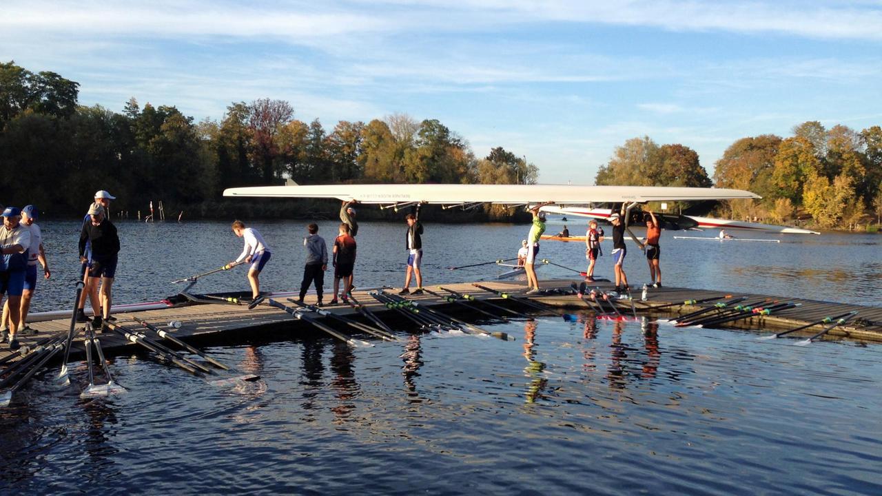 Sportler auf dem Steg des Berliner Ruder-Clubs am Kleinen Wannsee