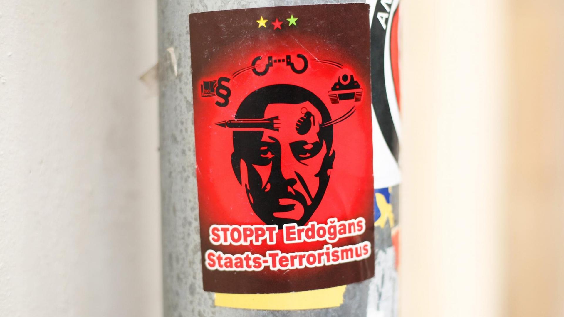Ein Aufkleber mit der Aufschrift "Stoppt Erdogans Staats-Terrorismus".