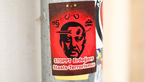 Ein Aufkleber mit der Aufschrift "Stoppt Erdogans Staats-Terrorismus".