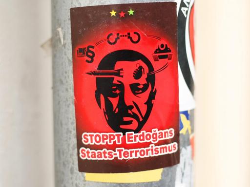 Ein Aufkleber mit der Aufschrift "Stoppt Erdogans Staats-Terrorismus".