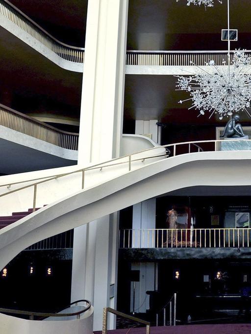 A view of the grand staircase in the Metropolitan Opera at Lincoln Center in New York, New York, USA, on 12 May 2009. Lincoln Center, which was the first major cultural complex in the United States and has become the world?s largest performance center, is celebrating its 50th anniversary this year.