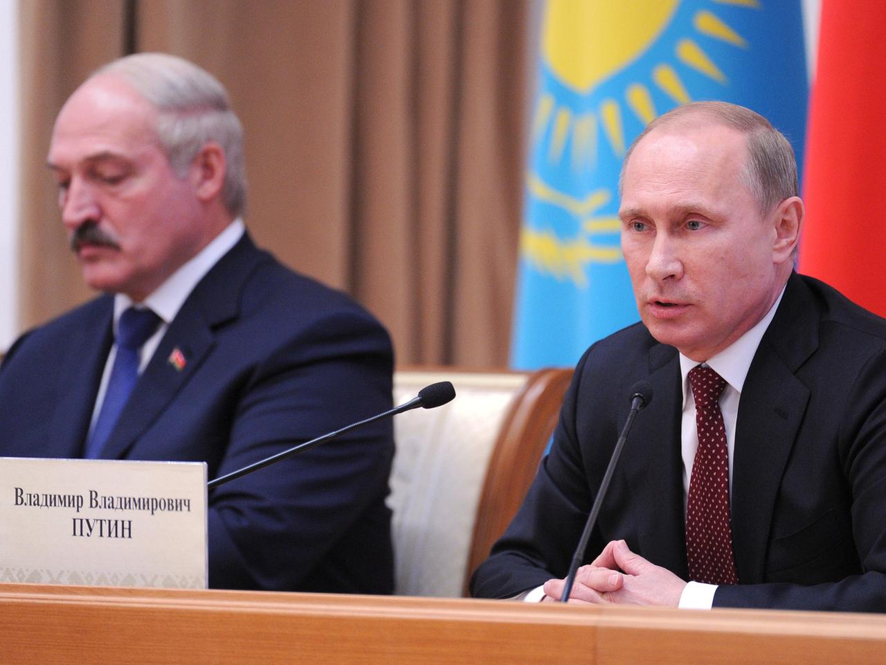 Weißrusslands Präsident Alexander Lukaschenko sitzt neben Russlands Präsident Wladimir Putin