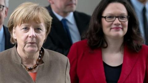 Bundeskanzlerin Merkel mit einigen ihrer Minister, neben ihr geht Arbeitsministerin Nahles